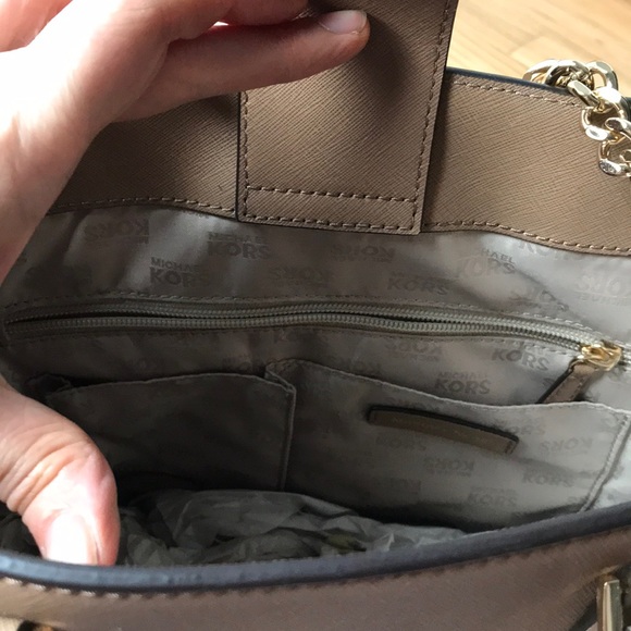 Michael Kors Bridgette Leather East West Bag - Picture 5 of 8